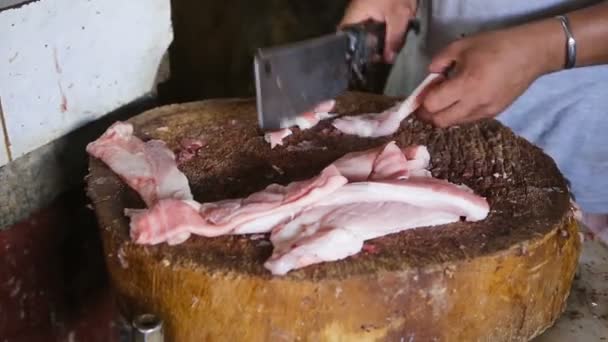 Mans hand cut fresh meat — Stock Video