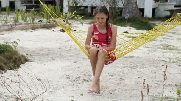 Young girl swinging in a hammock — Stock video