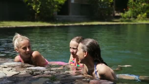 Familia feliz en la piscina — Vídeo de stock