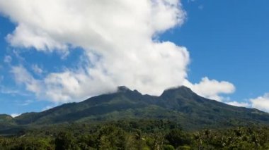 Dağların ve gökyüzünün manzarası. Zaman dilimleri