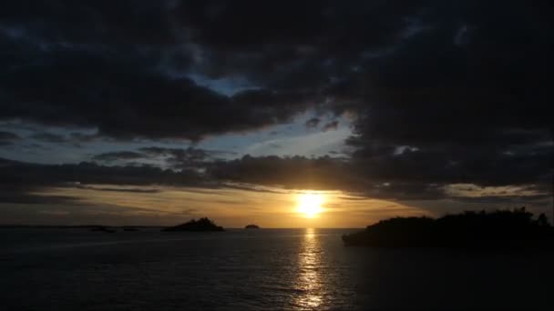 Solnedgång på en tropisk ö. timelaps — Stockvideo