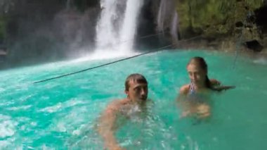 Baba ve kızı, şelale