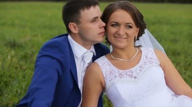 Gelin ve damat yaz günü yeşil bir çayırda üzerinde