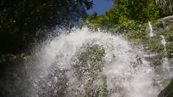 Hermosa cascada tropical. — Vídeo de stock
