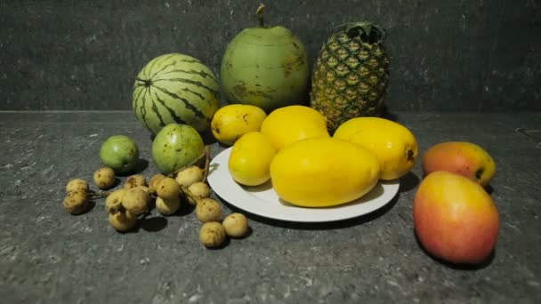 fruits tropicaux frais sur assiette 