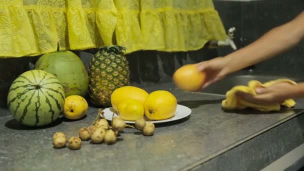 Mujer limpiando toalla fruta — Vídeos de Stock