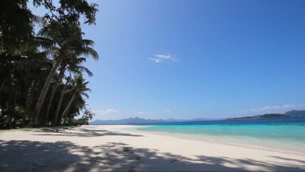 Hermosa playa y mar tropical. — Vídeos de Stock