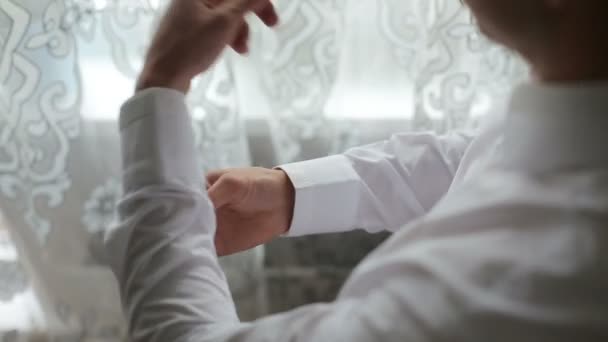 Homme boutonnage sur chemise manches — Video