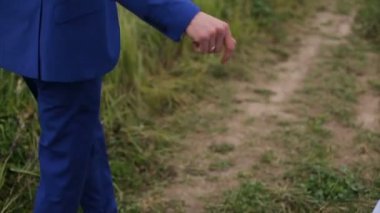 mutlu güzel gelin ve damat sahada yürüyüş