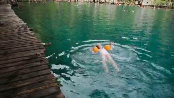 Menina nadando no lago . — Vídeo de Stock