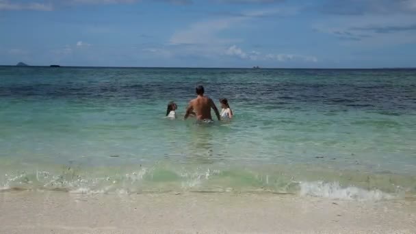 Familia feliz jugando en el mar — Vídeos de Stock