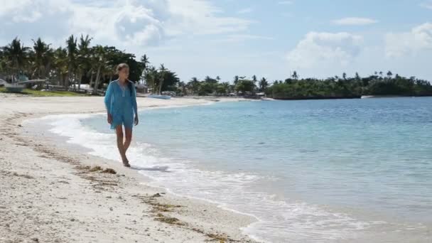 Νεαρό κορίτσι περπατά κατά μήκος της παραλίας. — Αρχείο Βίντεο