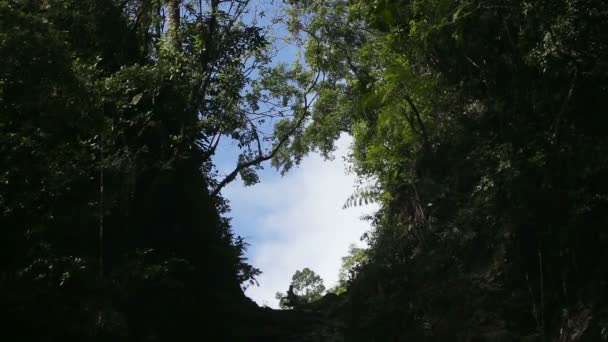 Vista desde el cañón hacia el cielo — Vídeos de Stock