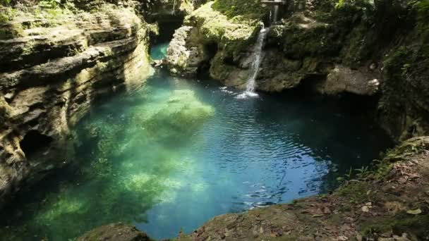 Bela cachoeira tropical. — Vídeo de Stock