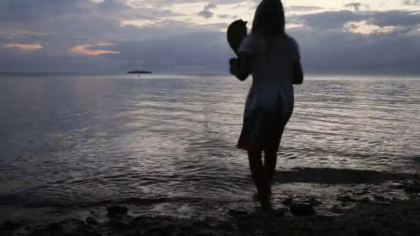 Yuong Mädchen spielt mit Spielzeugschiff am Strand — Stockvideo