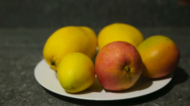 Frutas tropicais frescas no prato — Vídeo de Stock