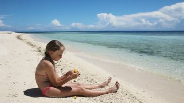 Sahilde mango meyve yeme genç kız
