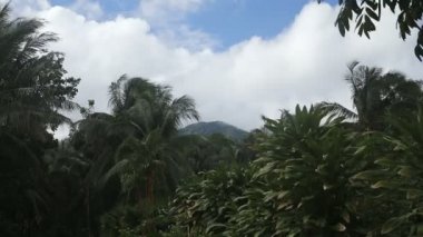 Dağlar ve gökyüzü manzara. Camiguin Adası.