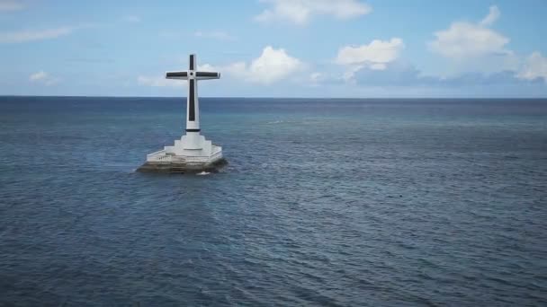 Katholiek kruis in de zee. — Stockvideo