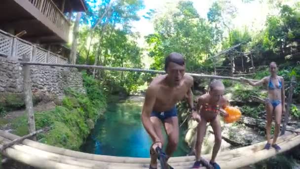 Familia saltar al agua — Vídeo de stock