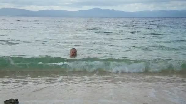 儿童在热带海洋中游泳 — 图库视频影像