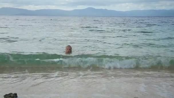 Niño nada en el mar tropical — Vídeos de Stock