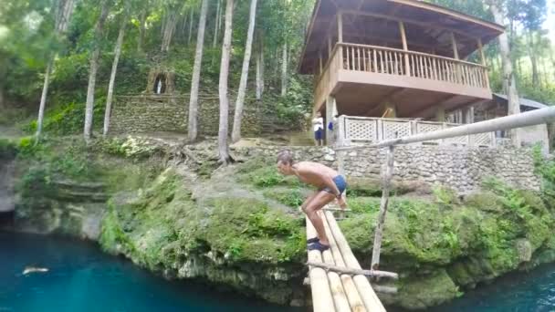 Los hombres saltan al agua — Vídeo de stock