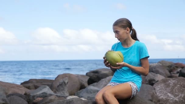 Adolescente chica bebiendo jugo de coco — Vídeo de stock