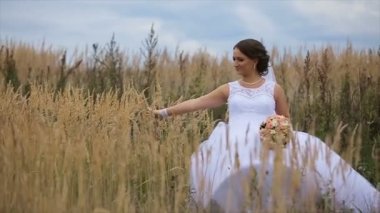 mutlu güzel gelin sahada yürüyüş