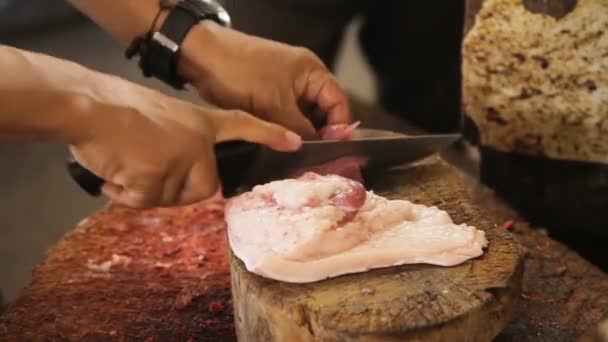 Mans hand skära färskt kött — Stockvideo