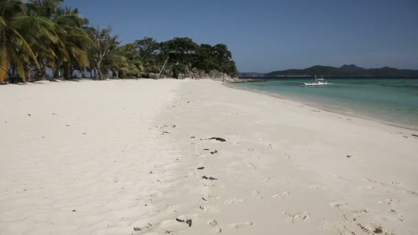 Hermosa playa y mar tropical — Vídeo de stock