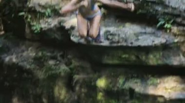 Kız suya atlamak
