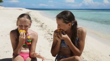 Plajda mango meyve yeme genç kızlar