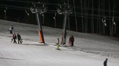 Kayakçı ve snowboard üzerinde bir teleferik