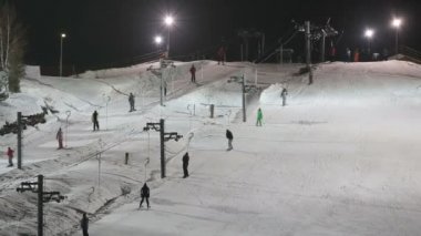 Kayakçı ve snowboard üzerinde bir teleferik
