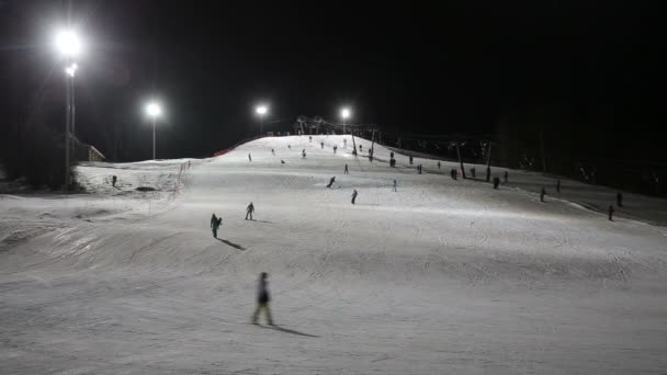 Лижники та сноубордисти катаються на лижах — стокове відео