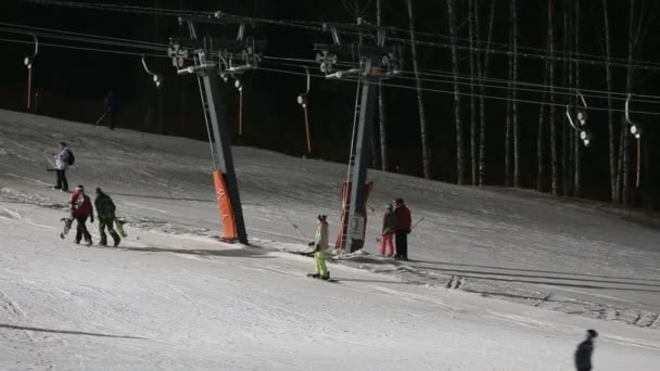 Skid- och snowboardåkare på en skidlift — Stockvideo