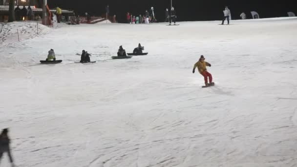 Esquiadores e snowboarders esqui downhill — Vídeo de Stock