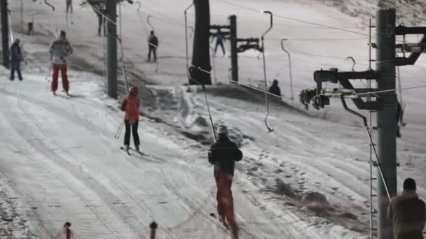 Kayakçı ve snowboard üzerinde bir teleferik — Stok video