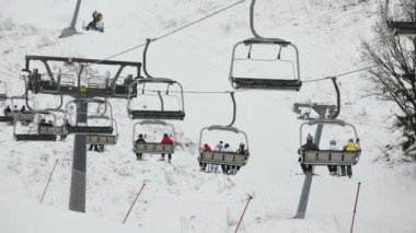 Sandalye teleferik kayakçı ile