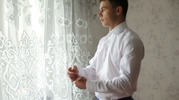 Man buttoning a white shirt — Stock Video