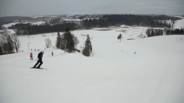 Kayakçı ve yokuş aşağı Kayak Snowboard