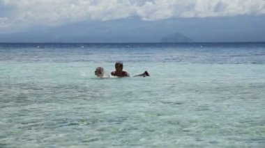 Baba ve kız denizde oynama