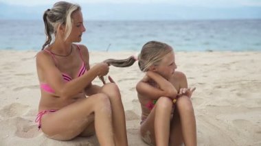 kızları saçlarını plaj penye anne