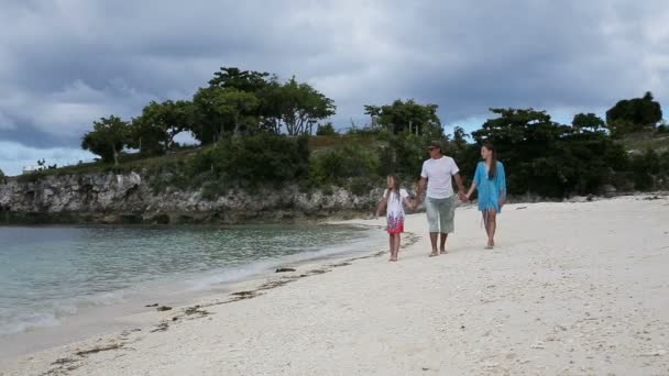 Šťastná rodina na procházce po pláži — Stock video