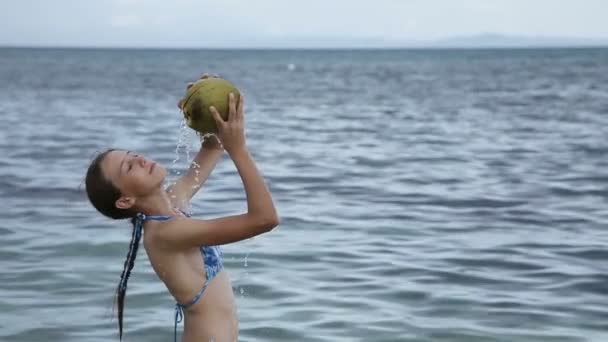 Ragazza versa su se stessa succo di cocco — Video Stock