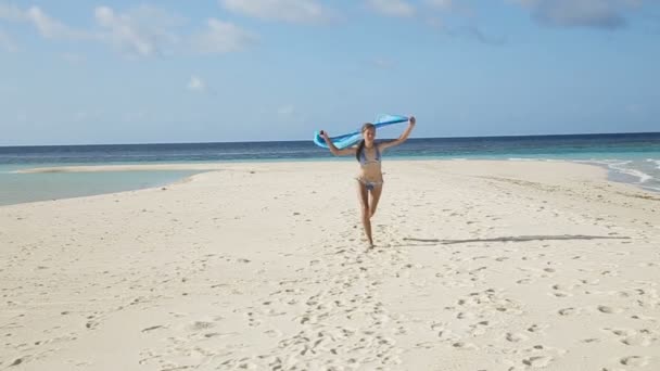 Menina com tecido de seda correndo ao longo da praia — Vídeo de Stock