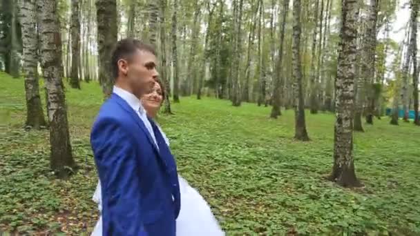 Recién casados, un par de recién casados felices en un paseo por el parque de verano — Vídeo de stock