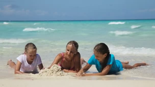 Gelukkige familie spelen op het strand op het moment van de dag — Stockvideo