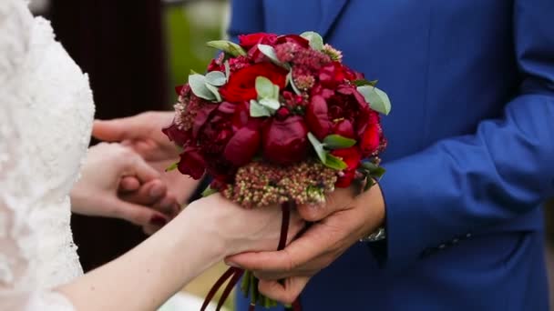 Couple holding hands on wedding ceremony — Stock Video